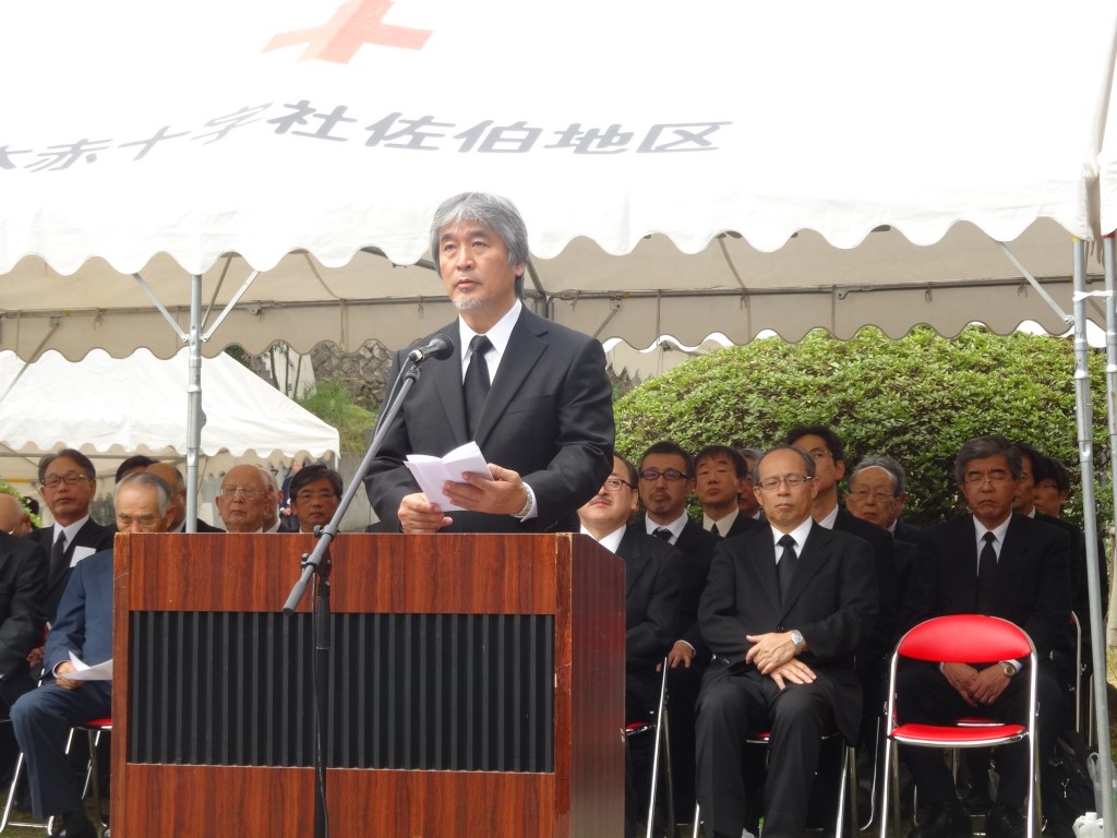 写真２ 追悼の言葉を述べる山極総長