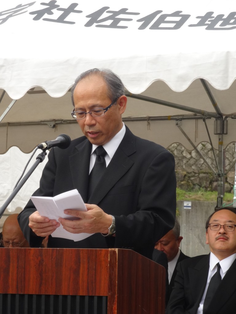 写真３ 追悼の言葉を述べる上本医学研究科長