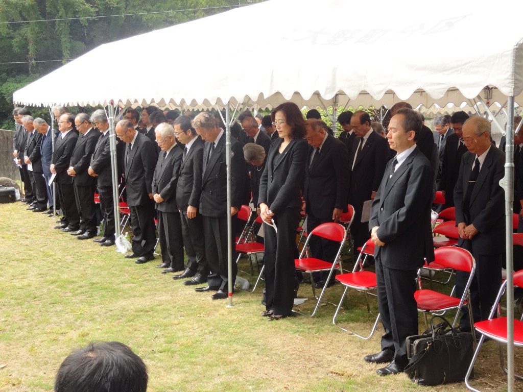 写真１ 黙祷の様子